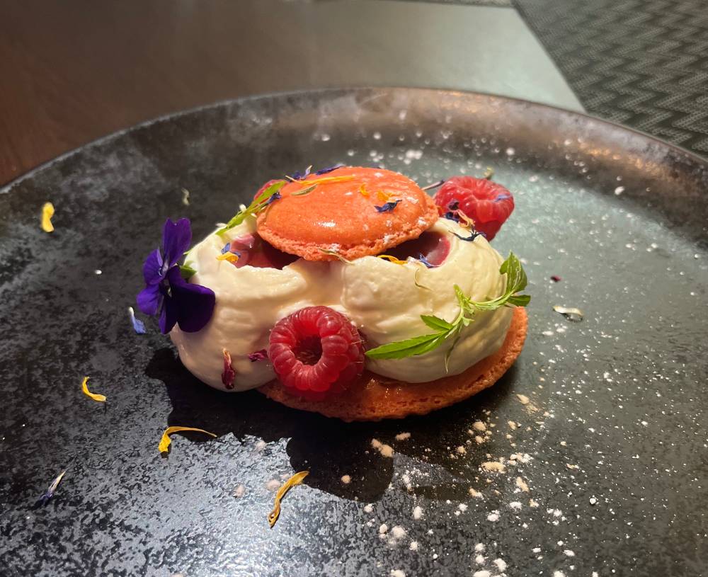 Macaron à la framboise et à la rose