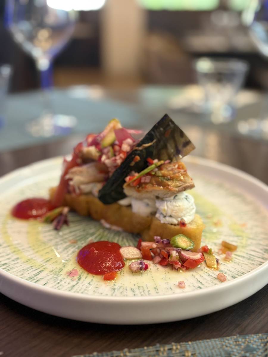 Focaccia de maquereau, crème de ciboulette, légumes croquants et pickles Focaccia de maquereau, crème de ciboulette, légumes croquants et pickles