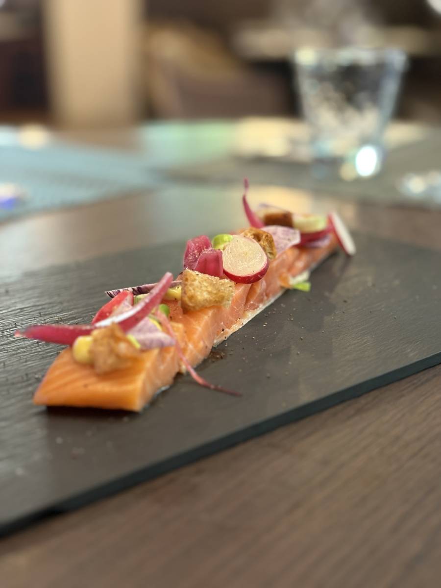 La belle tranche de saumon fumé par nos soins, condiment savora-aneth La belle tranche de saumon fumé par nos soins, condiment savora-aneth