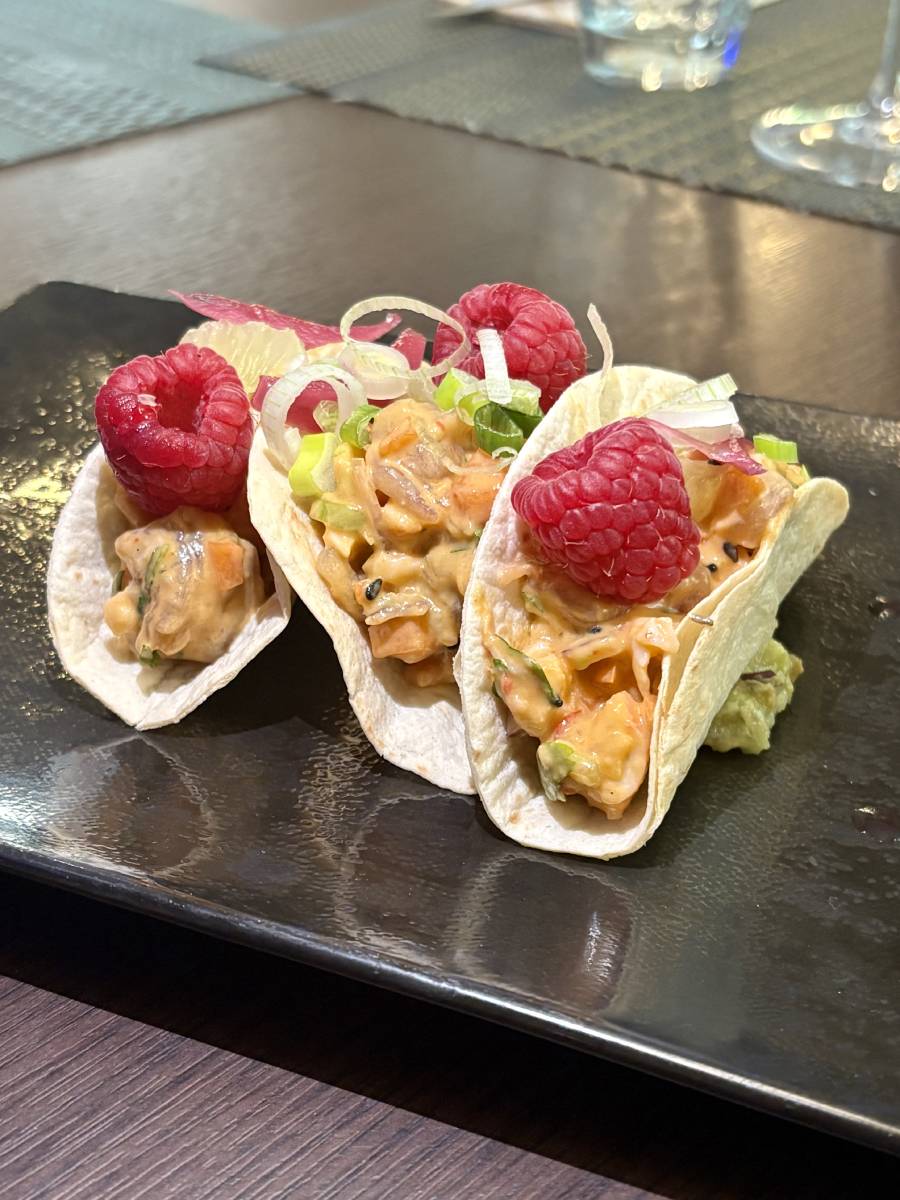 Tacos de thon albacore et crevettes marinées, graines de sésame, avocat, carotte et concombre Tacos de thon albacore et crevettes marinées, graines de sésame, avocat, carotte et concombre